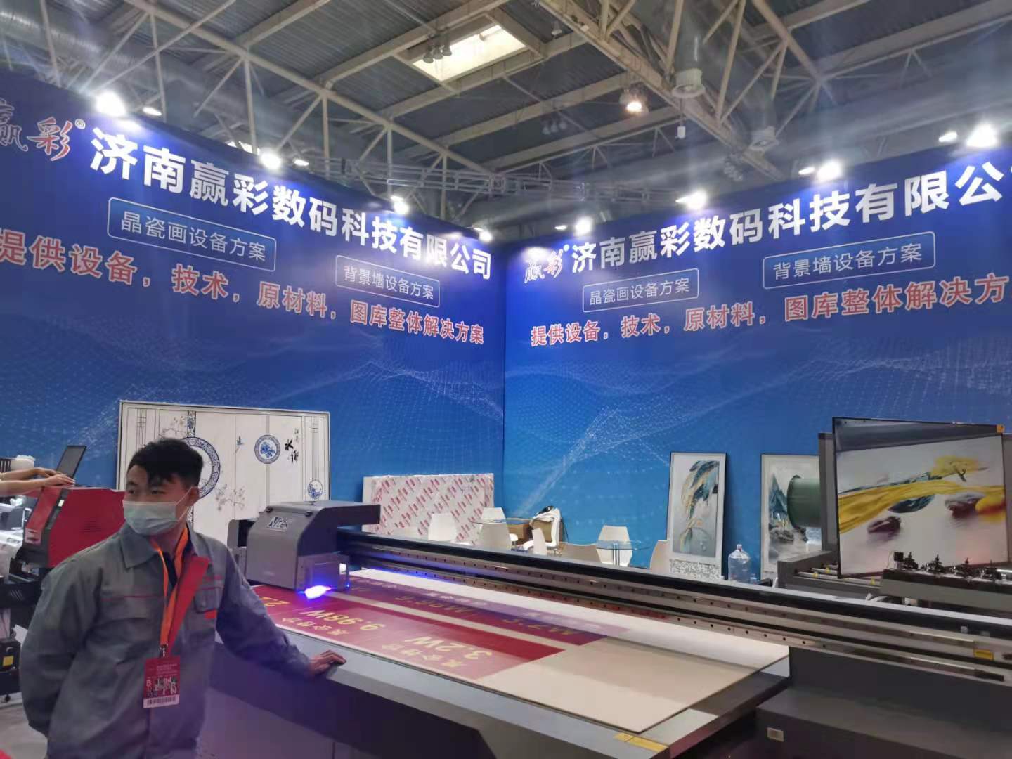 北京展會(huì)的客戶來廠洽談UV打印機(jī)合作事宜